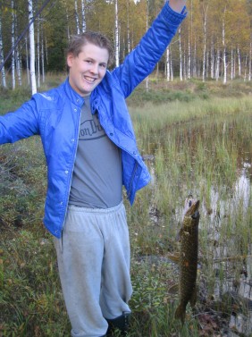 glatt finskt barn fiskar gädda